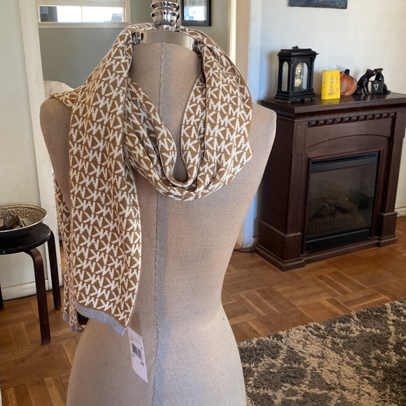 NWT Michael Michael Kors gorgeous scarf. So pretty and classic! - Picture 9 of 12